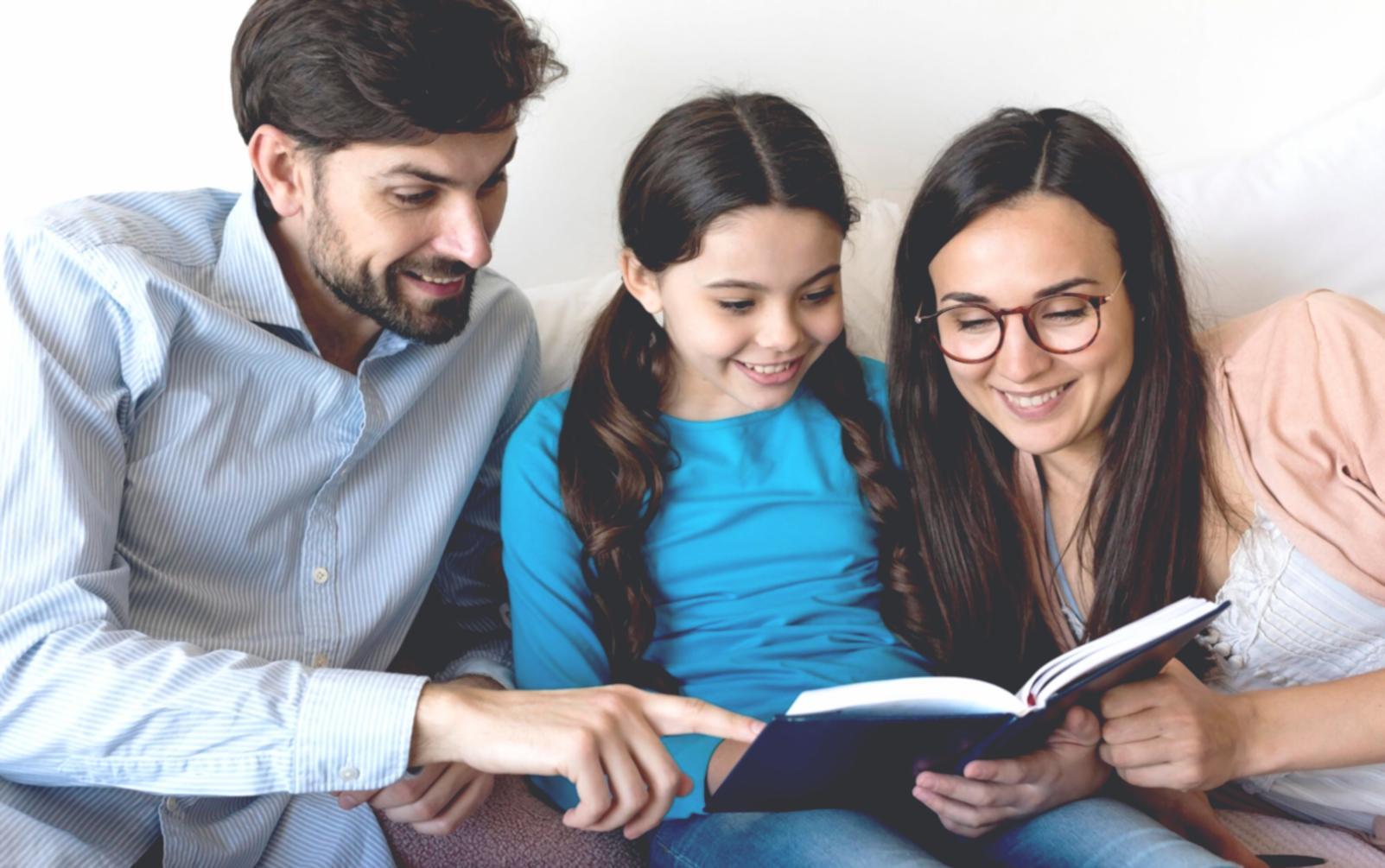 Participant analysant des tableaux financiers lors d'un webinaire pratique