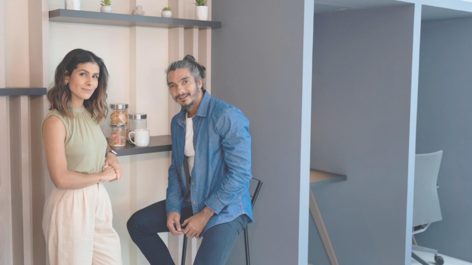 Dirigeant analysant des données financières sur son ordinateur